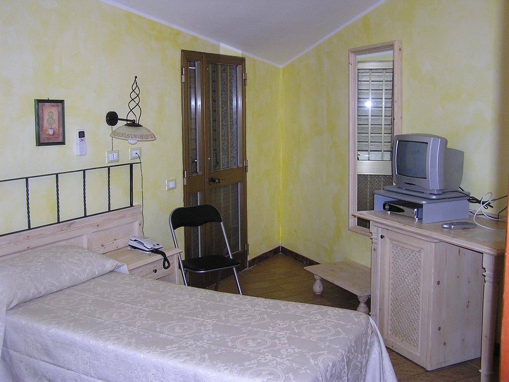 Hotel Mistral Portoscuso Δωμάτιο φωτογραφία
